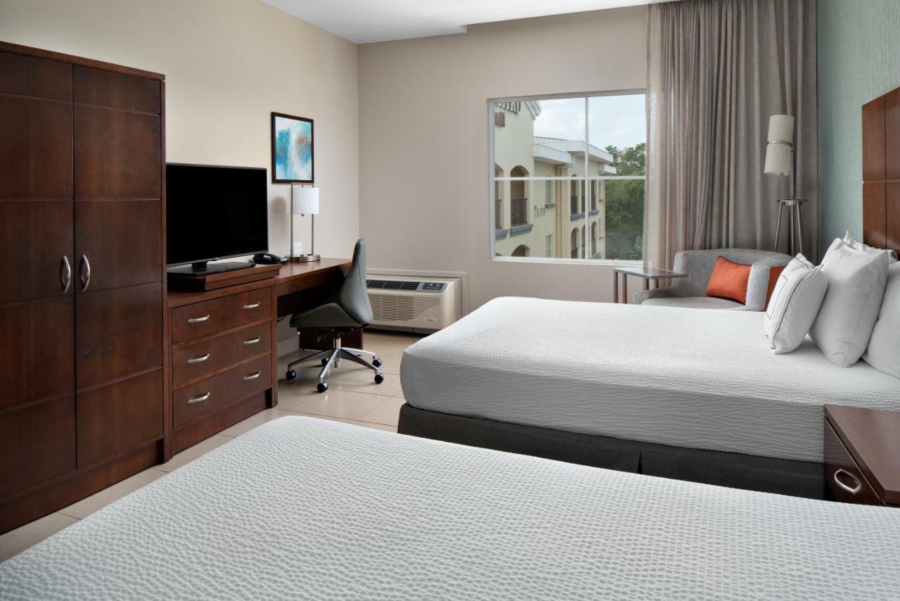 Готель Courtyard By Marriott Bridgetown, Barbados Екстер'єр фото